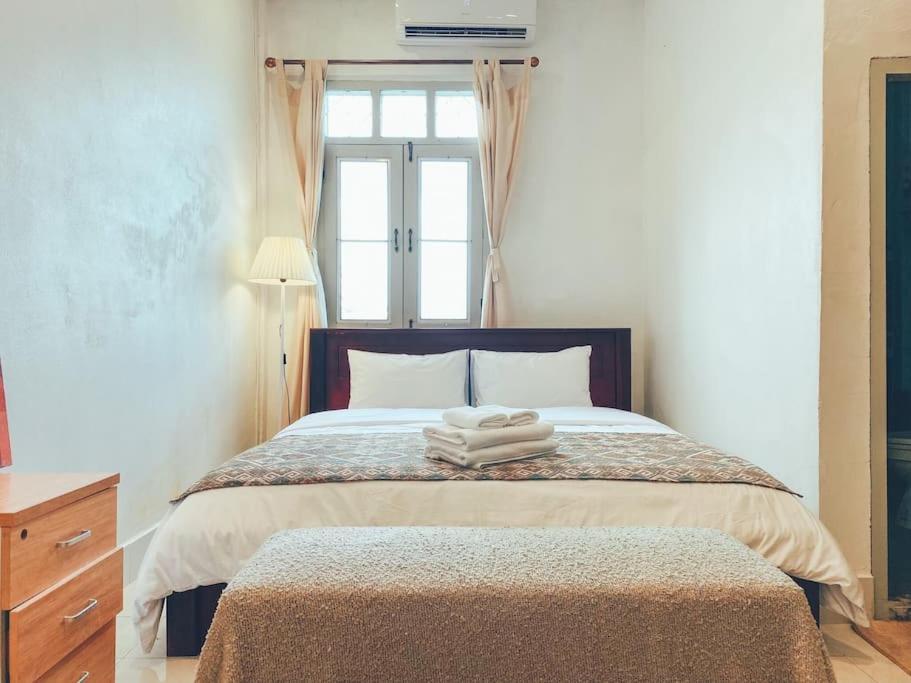 Апартаменты Sathiti Cafe & Bed Вьентьян Экстерьер фото