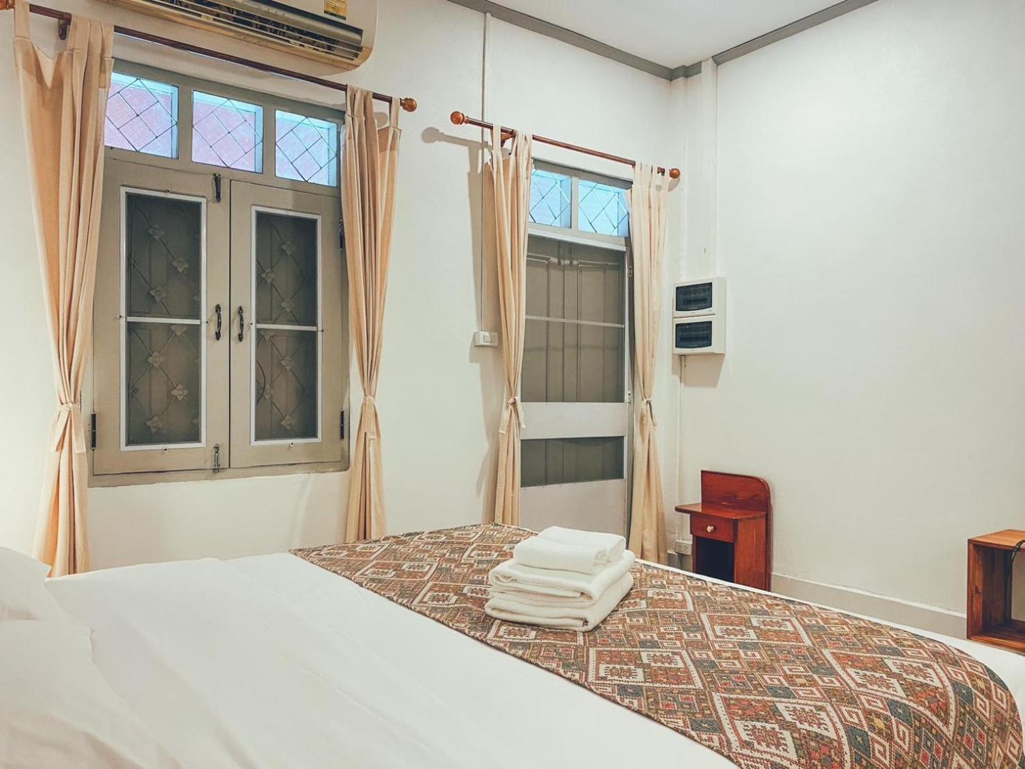 Апартаменты Sathiti Cafe & Bed Вьентьян Экстерьер фото