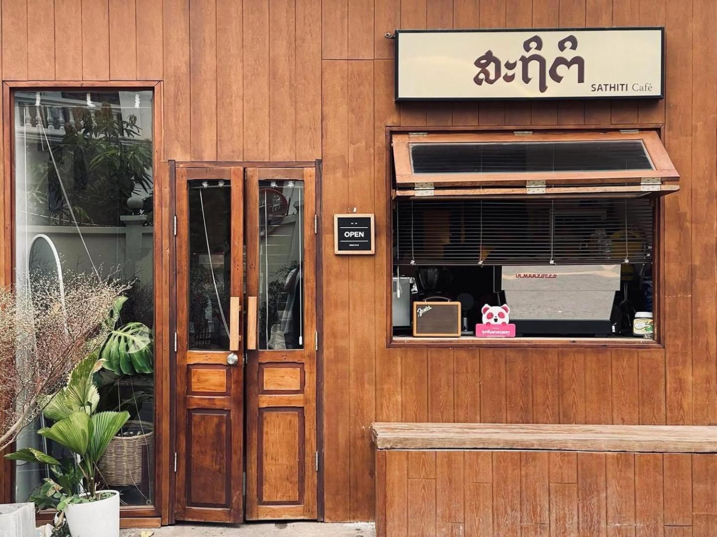 Апартаменты Sathiti Cafe & Bed Вьентьян Экстерьер фото